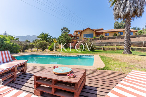 Casa Con Quincho Y Cabaña En Mantagua, 2.528m² De Terreno