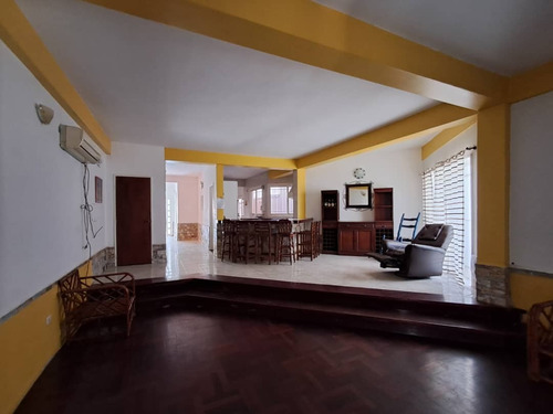 Town House No.01 En Conjunto Residencial La Gustavera, El Castaño