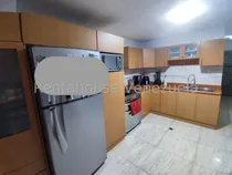 Comprar Venta Amplio Y Hermoso Townhouse De 200 M2 , Cocina Amplia Tipo Americana , Se Dejara La Cocina A Gas . Habitaciones Con Closets Y Vestier , Posee Platabanda Para Ampliación Con Tuberías Para Baño 