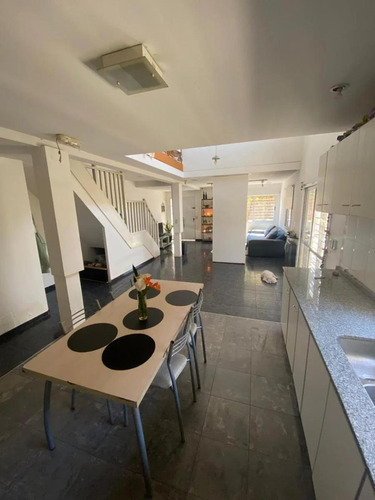 Casa En Venta - 4 Dormitorios 4 Baños - 238mts2 - Almirante Brown