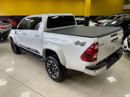 Toyota Hilux 2.8 D-4D TURBO DIESEL CD SRX PLUS 4X4 AUTOMÁTICO