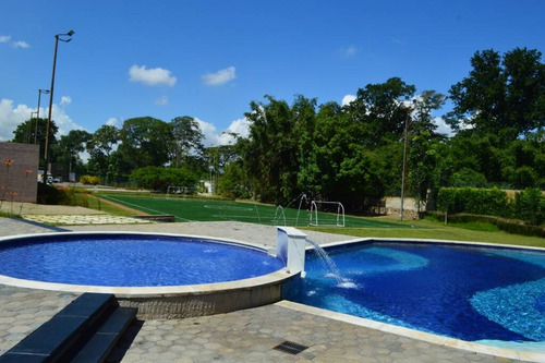 En Venta De Townhouse En Conj. Resd. Casa Verde San Diego Planta 100%