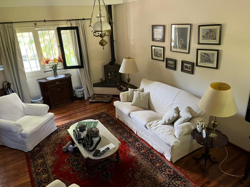 Imagen 3 de 25 de Challet En 2 Plantas , 3 Dorm , Hermoso Jardin, Cerca De Av Del Libertador