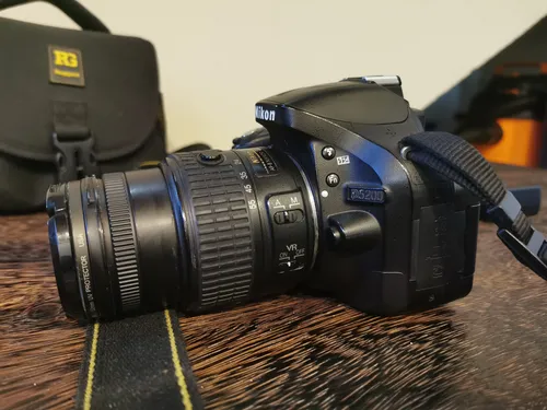 Cámara Nikon D5200 Con Estuche (Usado)