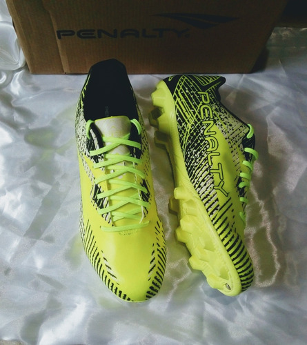Chuteira Penalty Cor Amarela Com Detalhes Escuros, E Branco.
