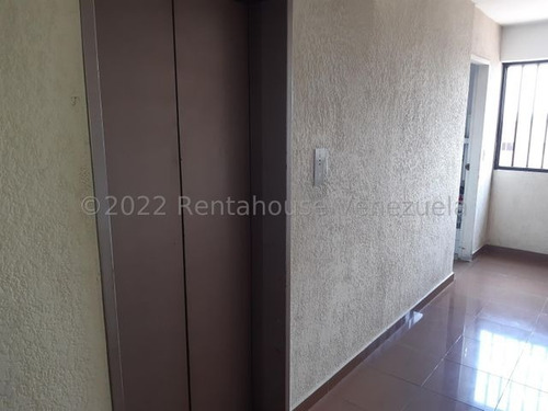 Imagen 2 de 30 de Apartamentos En Venta Este De Barquisimeto, Cod # 23-8881 Excelente Ubicación, Negociable! Mas Información Comunícate 412-1498654 Katty Vasquez Rentahouse. Moderno, Oportunidad, Conservado, Amplio !!