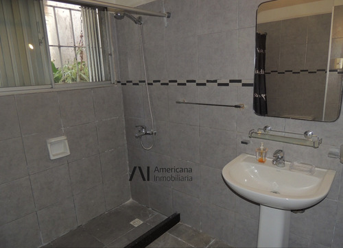Imagen 8 de 14 de Venta Casa En Pocitos. Fondo Con Parrillero Garage, Terraza Al Frente.