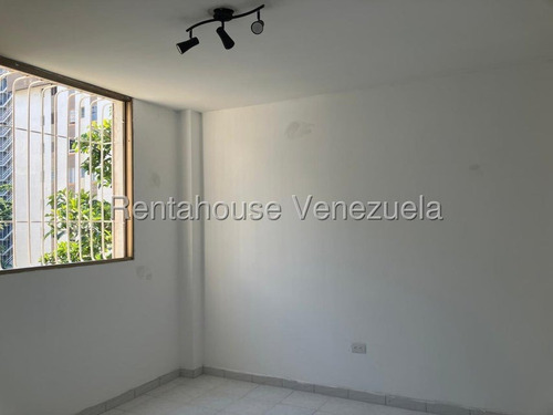 Se Vende Excelente Apartamento En Los Palos Grandes #25-18980 Pm