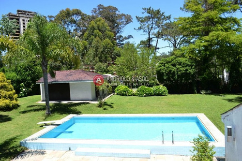 Casa De 5 Dormitorios Y Piscina En Zona De Cantegril- Ref: 4334