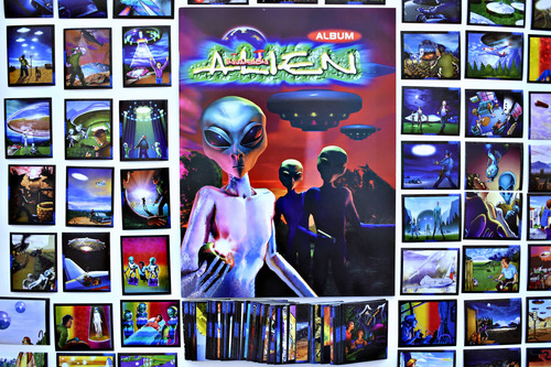 . Invasion Alien: Álbum Completo A Pegar (Usado)