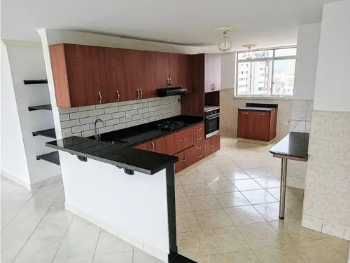 Amplio Apartamento Con Excelente Ubicacion En Medellin La Candelaria