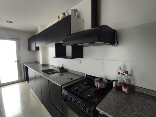 Imagen 13 de 16 de Departamento 2 Ambientes Con 2 Cocheras Y Balcón Terraza En Venta, Berazategui Centro.