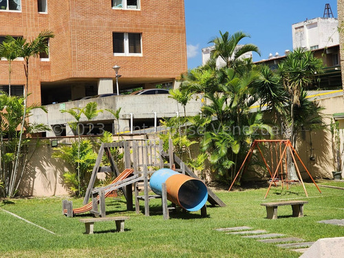 Apartamento Penthouse Dúplex Remodelado 295 M² 4h, 7b, 3p, Residencia Geminis En Calle Cerrada En Venta En Los Samanes Avenida 3 Caracas