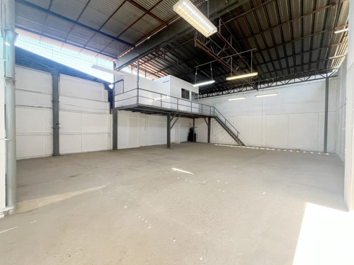 Bodega 150 Mt2. En Eyzaguirre / Tocornal Grez