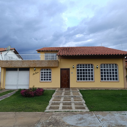 Se Alquila Espectacular Casa En La Urbanización Las Tinajas Country De La Ciudad De Anaco. Constituida Por 236 Mts Cuadrados. (a.p)