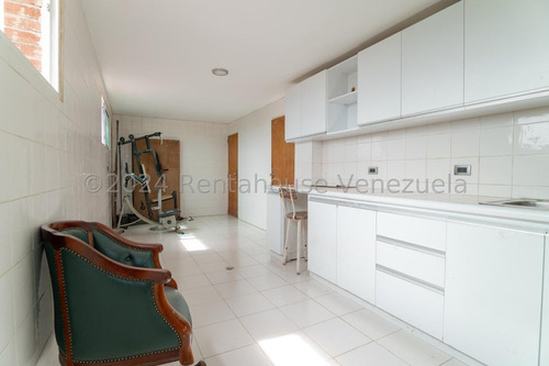 Espectacular Casa Completamente Remodelada En Venta Ubicada En La Lagunita Country Club 25-17423