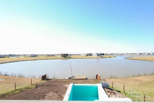 Hermosa Casa Al Agua De Estilo Racionalista En Marinas, Puertos Del Lago