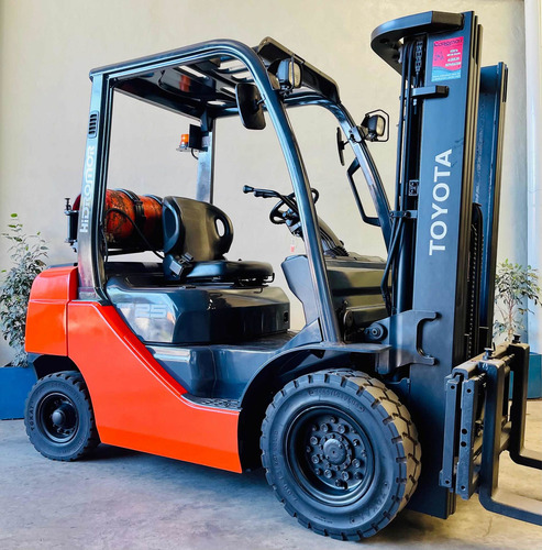 Autoelevador Toyota 2.5tn Triple/desplazador 2018