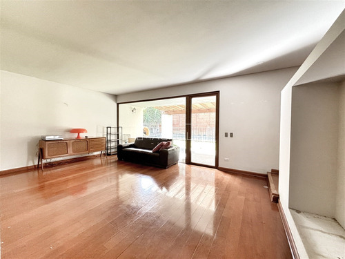 Casa En Venta De 6 Dorm. En Colina