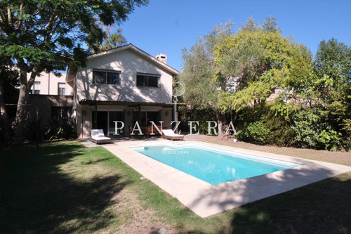 Imagen 2 de 26 de Casa De 5 Dormitorios Con Gran Jardín Y Piscina En Carrasco Sur