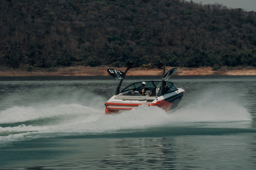 Lancha Ventura 220 Surf 2025 Wake Masterboat Malibu