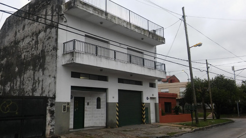 Casa Multifamiliar En 1 Piso 4 Amb Y Depto 2 Amb Con Local En Planta Baja 150 M2