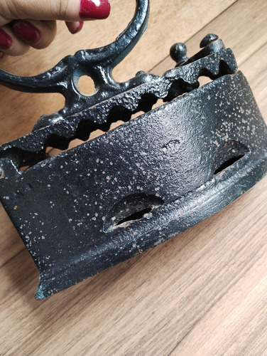 Ferro Antigo A Carvão Com 5 Furos/muito Decorativo (Usado)