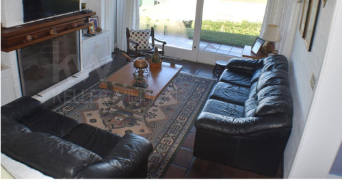 Se Vende Casa En Barrio Pinares 5 Dorm. 3 Ba. A Una Cuadra