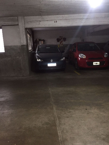Cochera Cubierta En Venta, Olivos.