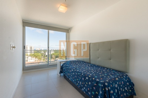 Departamento En Punta Del Este, Torre Cuenta Con Todos Los Servicios. Oportunidad Unica!!!!!!-ref:11941