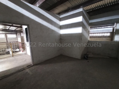 Galpón Nave Industrial Almacén Bodega Comercial En Venta En A Unos Metros De La Avenida Internacional Turmero Maracay Cuenta Con Tanque Subterráneo De Agua Área De Carga Y Almacenamiento Nela 23-139