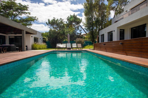 Increíble Casa De Ensueño En La Barra, 4 Dormitorios, Piscina Y Cancha De Fútbol