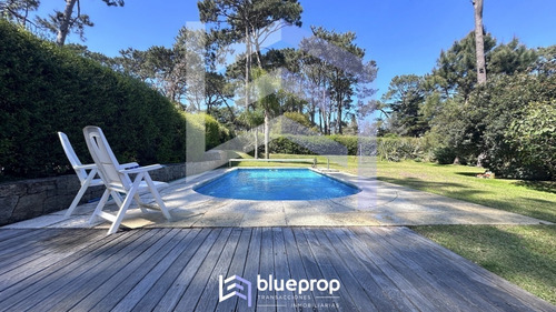 Casa En Venta En Playa Mansa En Privilegiada Ubicación, Una Manzana Sólo Para Ella.