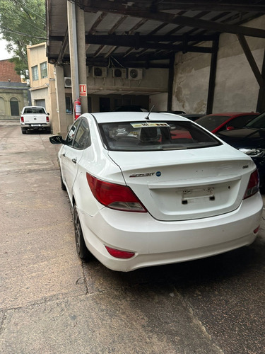 Imagen 6 de 11 de Hyundai Accent