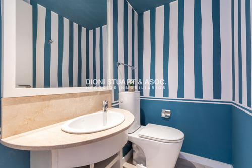Moderno Apartamento Sobre Playa Brava En Torre Le Parc, Cuenta Con Dos Dormitorios Más Dependencia De Servicio. Punta Del Este