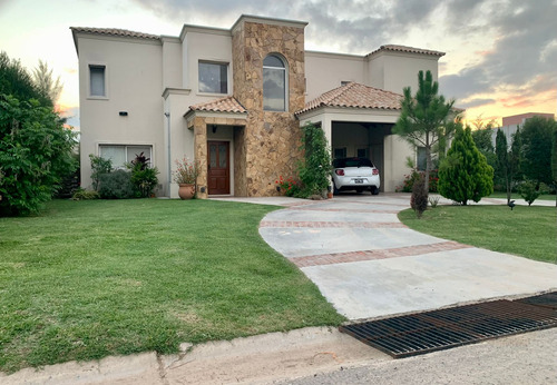 Hermosa Casa  En Venta Barrio Don Joaquín Canning