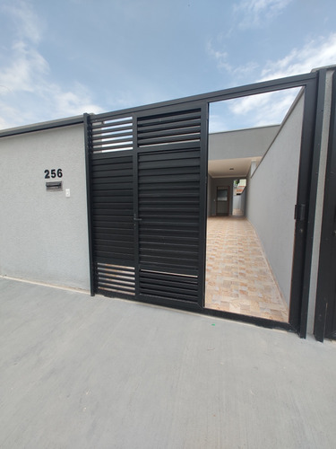 Casa Com Dois Quartos Sendo Uma Suíte, Piscina