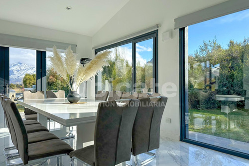 Importante Casa Moderna De Una Planta En Arelauquen Con Vistas A La Montaña