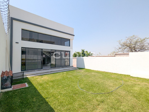 Casa Con Alberca En Venta En Fraccionamiento En Oaxtepec, Morelos