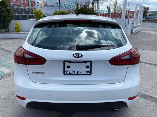 Imagen 5 de 13 de Kia Forte 2.0 Hb Sx Mt 2017