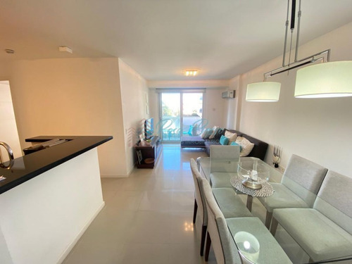 Imagen 1 de 7 de Apartamento De 2 Dormitorios En Torre Con Servicios