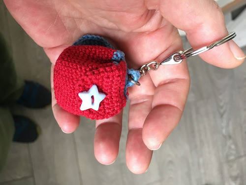 Llavero Tejido Mochila Roja