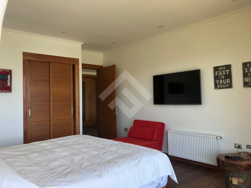 Casa En Venta De 6 Dorm. En Pucón
