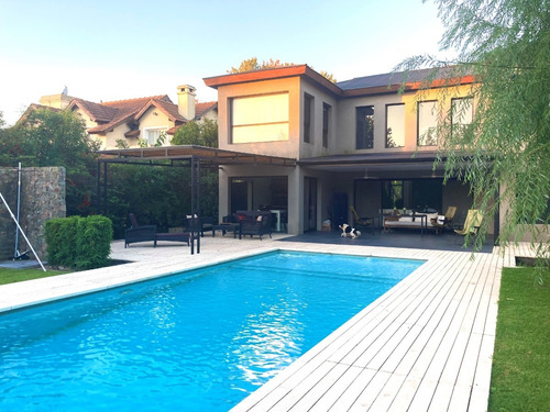 Imagen 1 de 12 de Venta Espectacular Propiedad En Barrio Champagnat Estancias Del Pilar