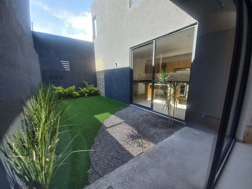 Casa En Venta En El Refugio, 3 Recámaras, 2.5 Baños, Alberca, 2 Autos, Lujo!