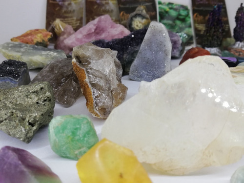 Feldespato Con Cristales De Turmalina ,moscovita Y Clorita