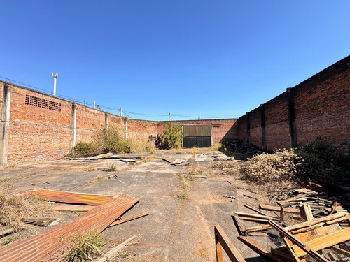 Galpón De 750 M2 + Terreno Con Contrapiso De 607 M2 En Venta, Av. Jujuy Al 1700, Smt