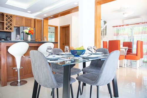 Imagen 10 de 30 de Exquisita Casa En Bávaro Con Piscina Y Amueblada
