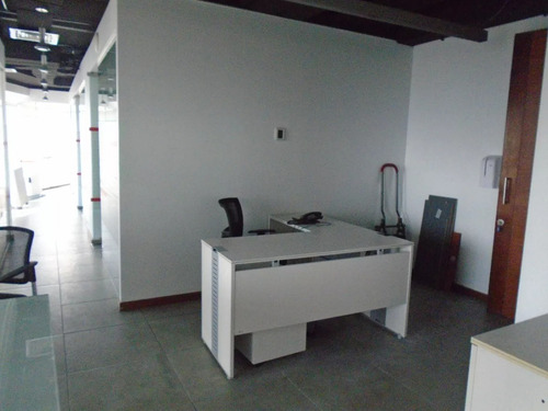 Tranqueras- Las Condes 110 M2 Con 7 Privados Y 3 Baños