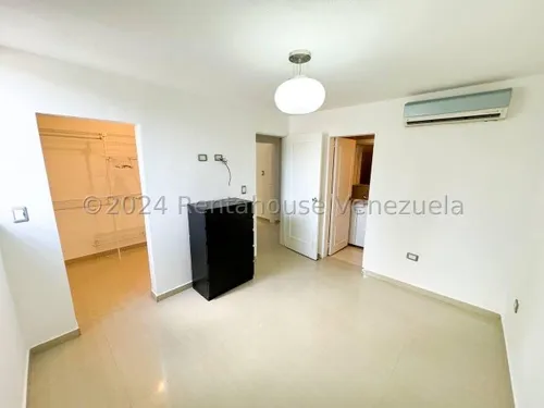 Agp Espectacular Apartamento En Planta Baja, Calle Cerrada Y Vigilancia Privada En Venta En Colinas De La Tahona 25-2354 Ys